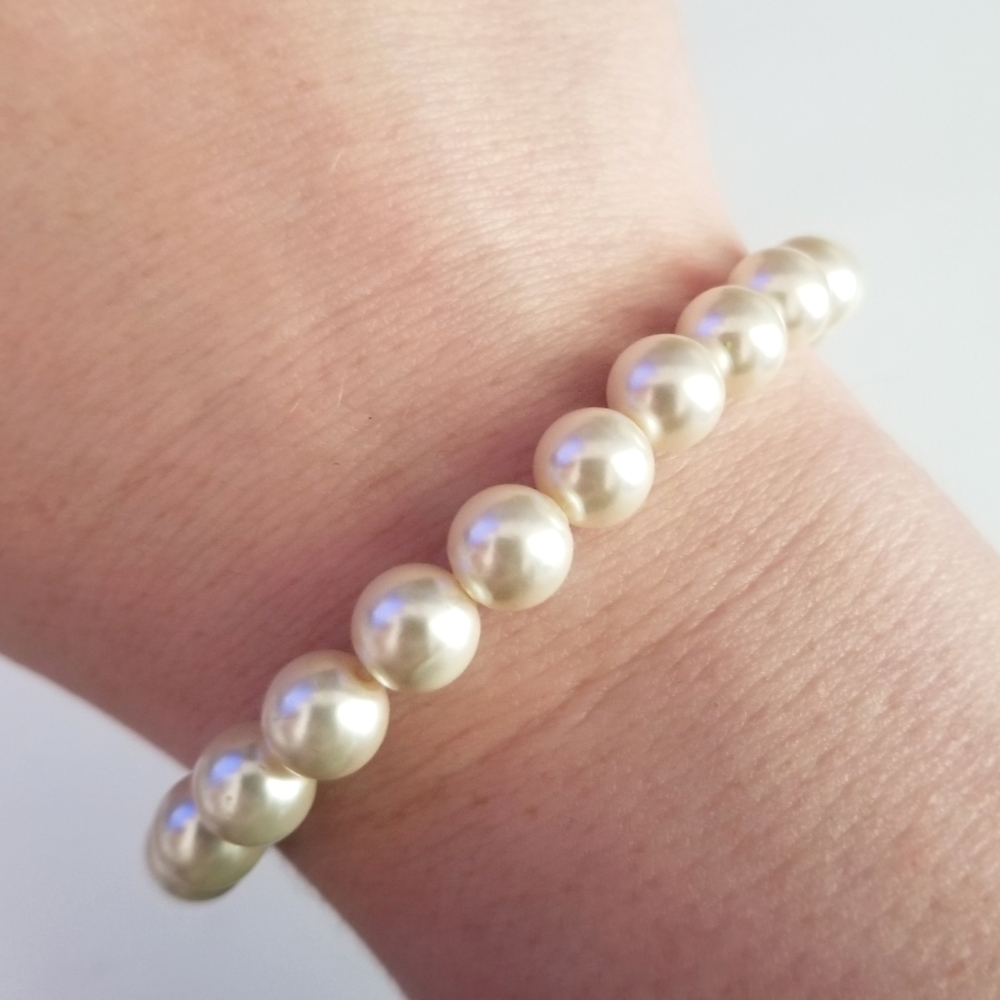 Stretch bracelet with white faux pearls